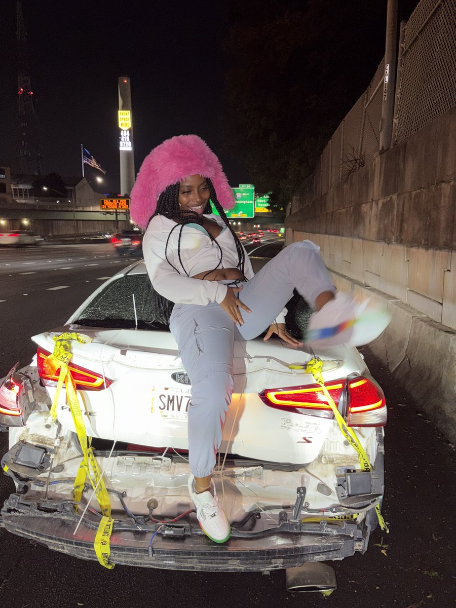 MuthafuckinLae's tweet photo. Got hit by a 18 wheeler 🚛 
i …kinda let him hit after https://t.co/V7X208aGtB