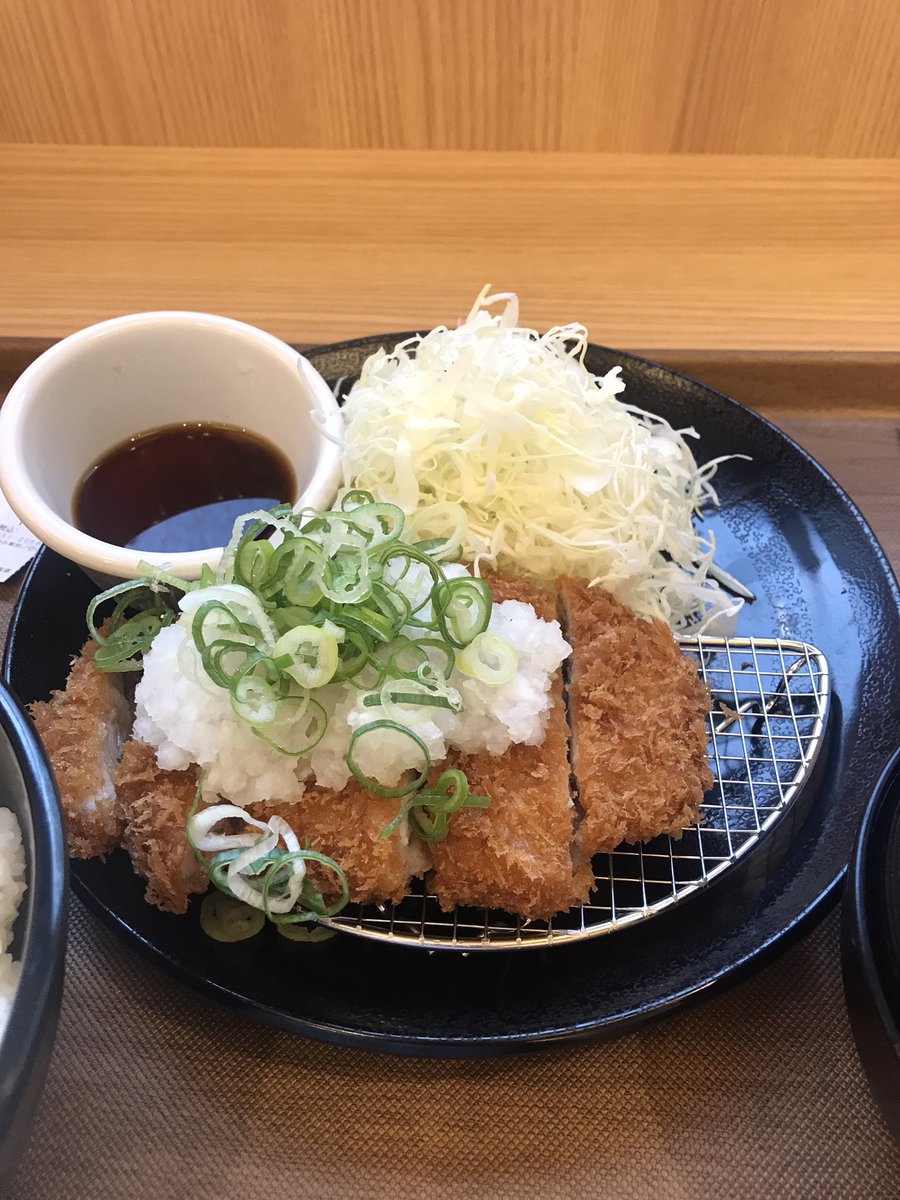 morota88's tweet photo. お昼は松のや🐷

鬼おろしポン酢ロースかつ定食
ご飯(大盛り)

おかわり:大盛りご飯、お味噌汁

オープン記念で本日まで¥550
満腹…😅 https://t.co/l02sf398DM