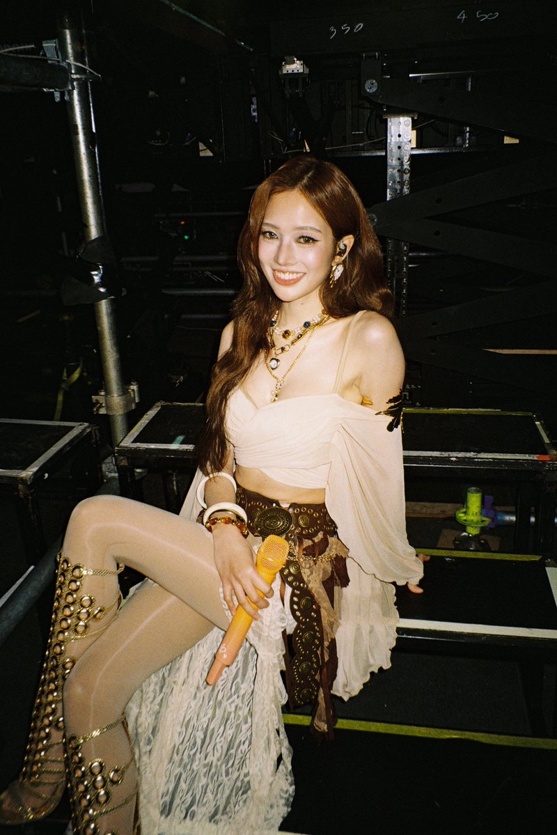 mimudotp's tweet photo. มันไม่ใช่เรื่องง่ายเลยที่จะได้โอกาสแบบนี้ ในวันนี้ที่เราได้มายืนข้างคนเก่งอีก 7 คน ตั้งแต่วันแรกจนถึงวันนี้ที่เราผ่านมาได้ทุกๆอย่าง ตั้งแต่การแสดง การร้องเพลง
การเต้น มันยากมากสำหรับเรา มันทำให้เราถามตัวเองอยู่หลายครั้งว่าที่ตรงนี้ เราเหมาะแล้วจริงหรอ จนกระทั่งถึงวันสุดท้ายของการส่งโรสกลับสู่นิยาย มันทำให้เรารู้ว่า เรารู้จักแกดีที่สุดแล้ว แกยังสอนให้เราเข้มแข็งมากๆ  มันทำให้เรารู้ว่าเราใจสู้ ได้เห็นพัฒนาการของตัวเอง ทุกความกดดัน ทุกกำลังใจที่ทุกคนมอบให้ ทำให้เราประกอบชิ้นส่วนตัวเองจนเป็นเวอร์ชั่นนี้ เก่งมากเลยล่ะมิ้ม จะไม่หยุดพัฒนาตัวเอง จนกว่าจะเป็นคนที่ทุกคนภูมิใจนะคะ

#mimpanthita