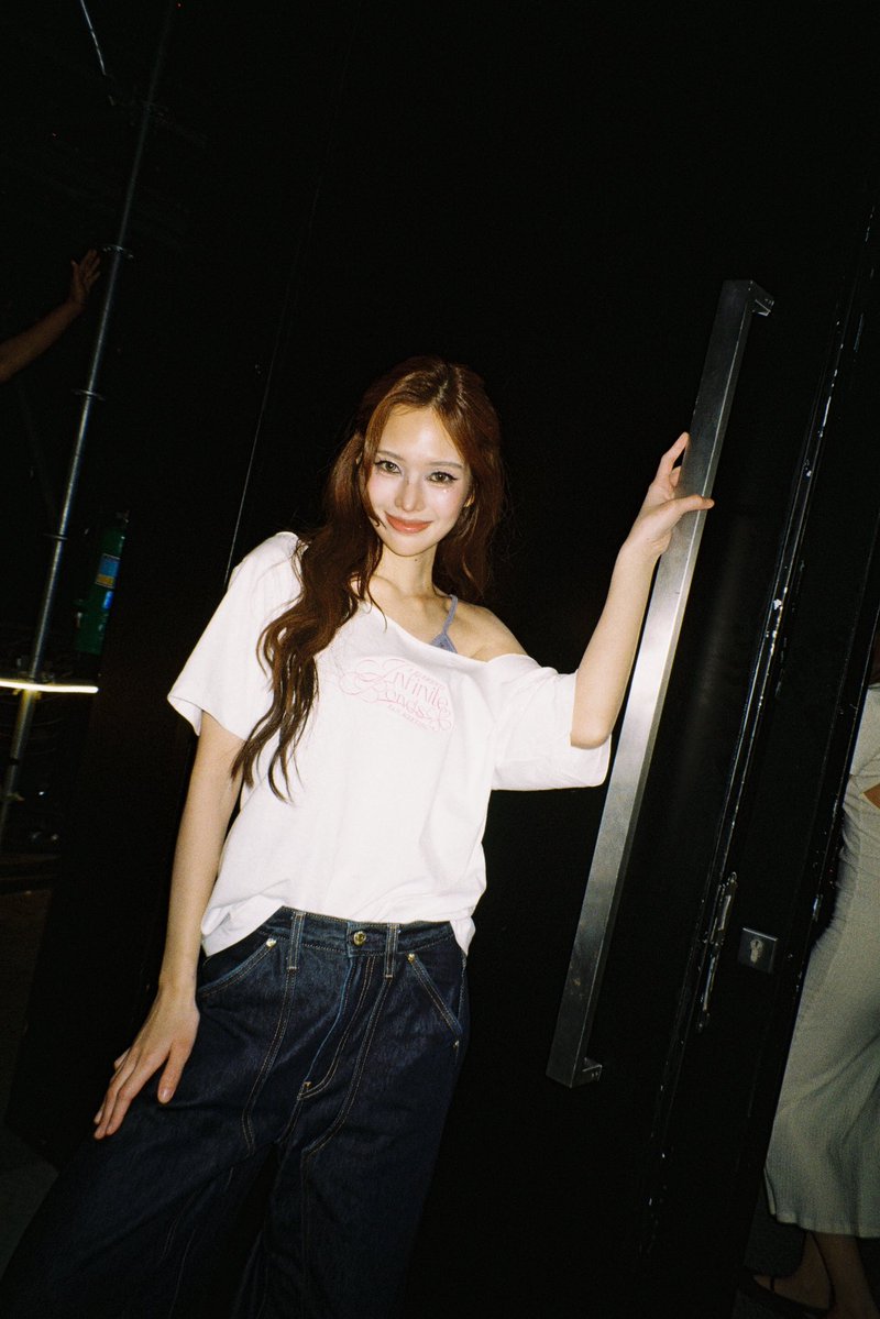 mimudotp's tweet photo. มันไม่ใช่เรื่องง่ายเลยที่จะได้โอกาสแบบนี้ ในวันนี้ที่เราได้มายืนข้างคนเก่งอีก 7 คน ตั้งแต่วันแรกจนถึงวันนี้ที่เราผ่านมาได้ทุกๆอย่าง ตั้งแต่การแสดง การร้องเพลง
การเต้น มันยากมากสำหรับเรา มันทำให้เราถามตัวเองอยู่หลายครั้งว่าที่ตรงนี้ เราเหมาะแล้วจริงหรอ จนกระทั่งถึงวันสุดท้ายของการส่งโรสกลับสู่นิยาย มันทำให้เรารู้ว่า เรารู้จักแกดีที่สุดแล้ว แกยังสอนให้เราเข้มแข็งมากๆ  มันทำให้เรารู้ว่าเราใจสู้ ได้เห็นพัฒนาการของตัวเอง ทุกความกดดัน ทุกกำลังใจที่ทุกคนมอบให้ ทำให้เราประกอบชิ้นส่วนตัวเองจนเป็นเวอร์ชั่นนี้ เก่งมากเลยล่ะมิ้ม จะไม่หยุดพัฒนาตัวเอง จนกว่าจะเป็นคนที่ทุกคนภูมิใจนะคะ

#mimpanthita