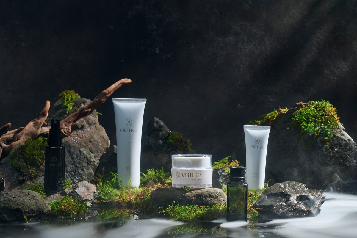 MUSUBI_CREATIVE's tweet photo. MADE IN JAPANの世界観を全体的に表現するために、黒い空間に岩や苔・流木など配置し木漏れ日が差し高級感の中にも落ち着いた神秘的な印象を与えるビジュアルにしました。

https://t.co/dtTgDMhIpo

#logo #ロゴデザイン #CI #vi #化粧品 #shoot #化粧水 #cosmetics #musubi_inc #musubi
#株式会社むすび #ORTHES #オルセス #日焼け止め #美容クリーム #美容液