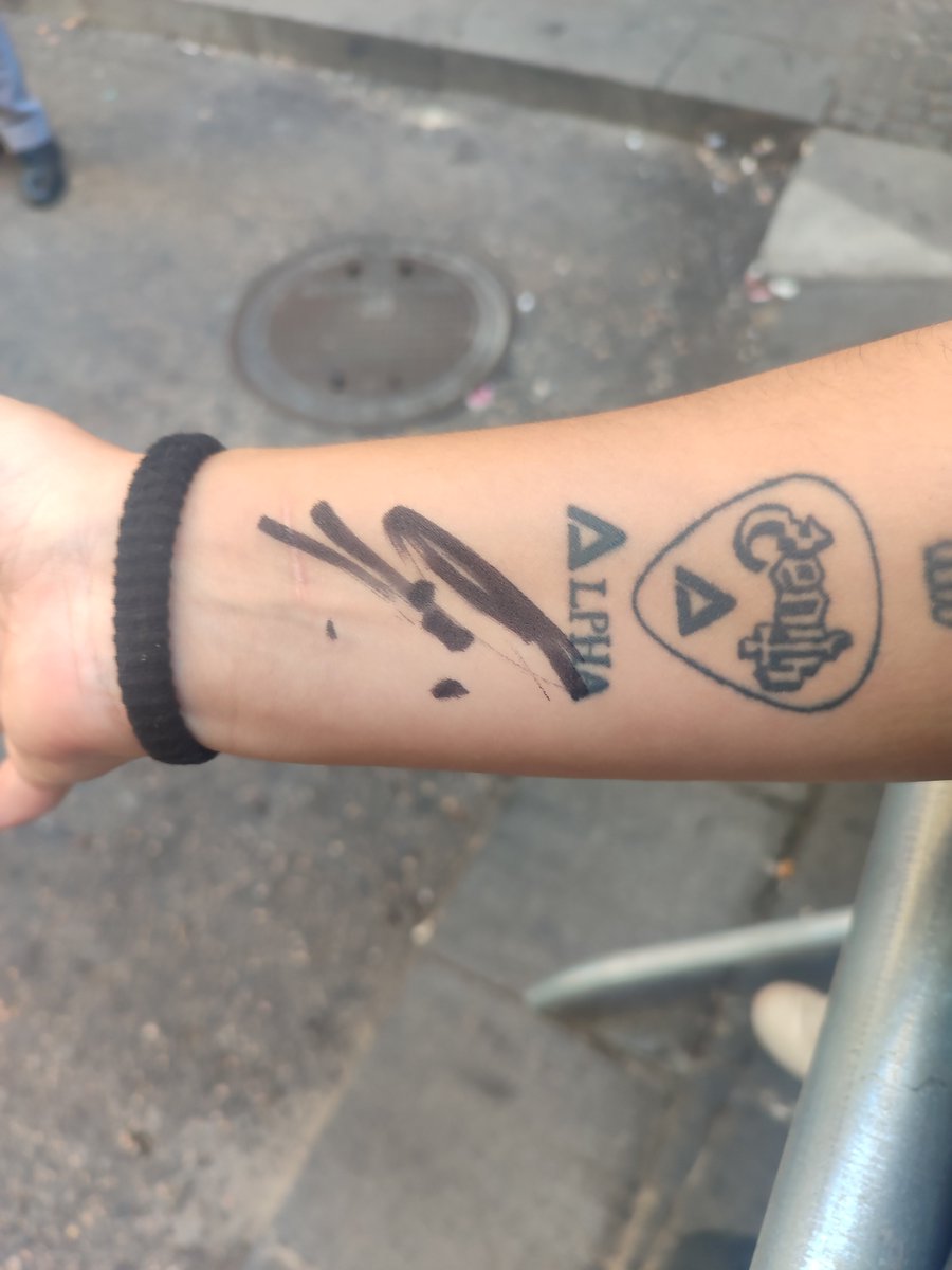 repughost's tweet photo. Que también os digo que luego después del video, volvió con un rotulador y me firmó el brazo ❤️‍🩹🥺😭 https://t.co/7WLiXkOiNv