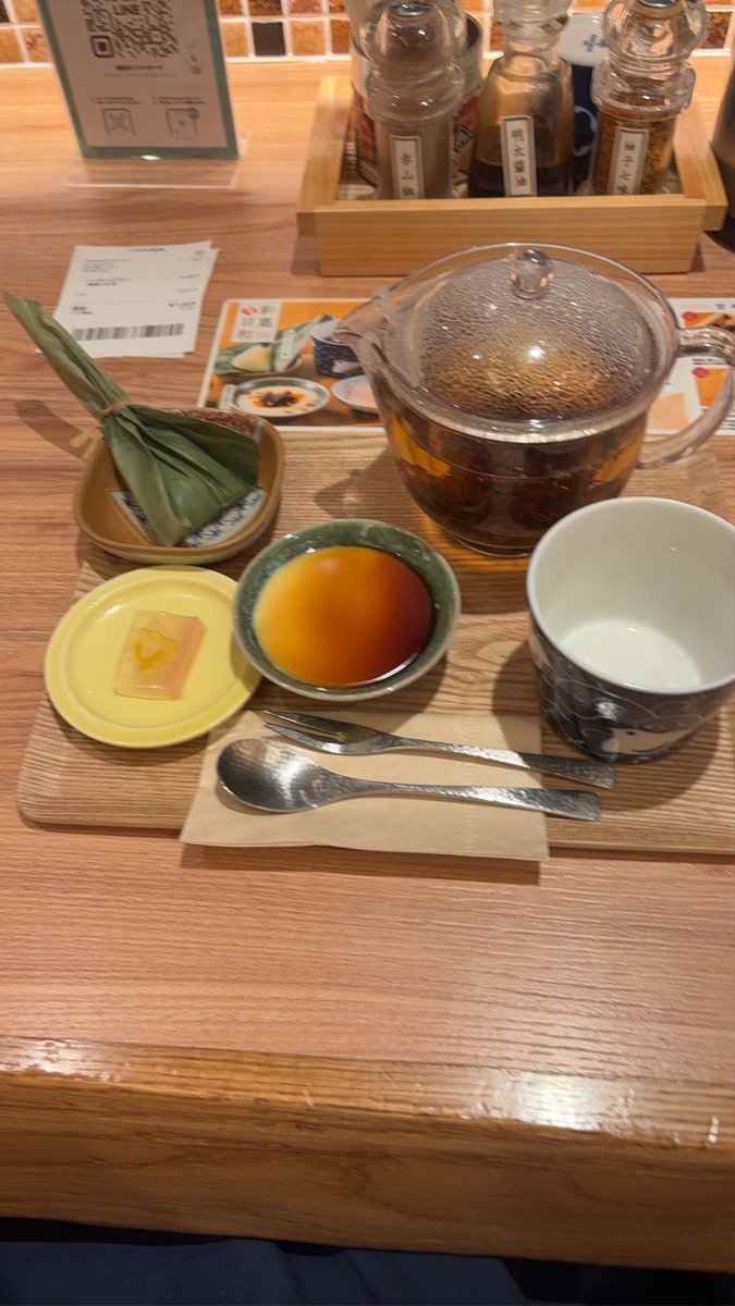 j49100's tweet photo. @tokyotarako これって合ってますか？
一枚目お店に貼ってあったもの
2枚目でてきたもの
プリンの上に何もないし、羊羹は1枚しかなかったです…
お店では言いづらく、気づいたのもお箸を付けてからだったので…
合ってるならば、お店の写真を変更すべきではと思います… https://t.co/HgajBOj1iA