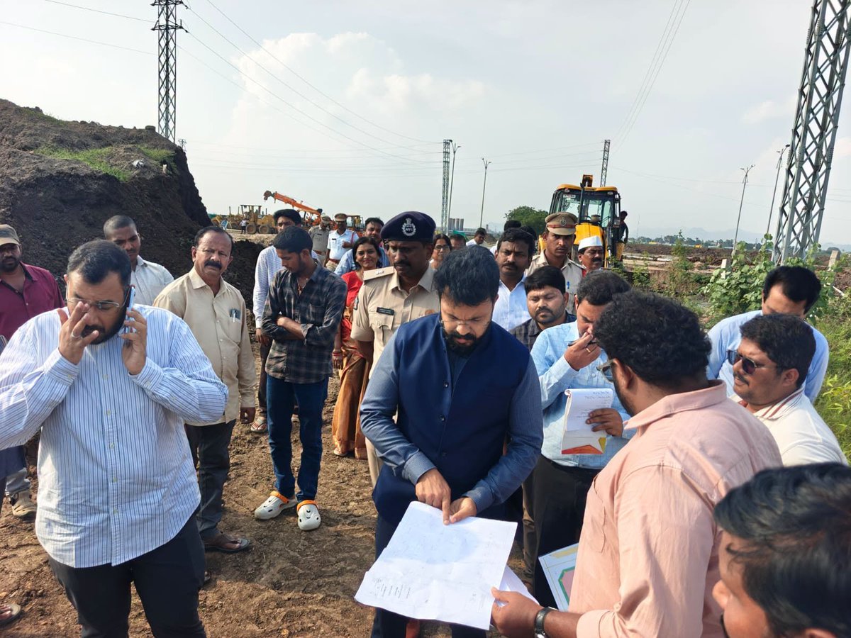 amaravatinews24's tweet photo. 𝐋.𝐕. 𝐏𝐫𝐚𝐬𝐚𝐝 𝐄𝐲𝐞 𝐇𝐨𝐬𝐩𝐢𝐭𝐚𝐥 𝐭𝐨 𝐛𝐞 𝐞𝐬𝐭𝐚𝐛𝐥𝐢𝐬𝐡𝐞𝐝 𝐢𝐧 𝐀𝐦𝐚𝐫𝐚𝐯𝐚𝐭𝐢
The foundation stone-laying ceremony for the hospital is scheduled for September 23, 2026, AP CM Chandrababu Naidu set to attend as the chief guest.
📍 Project location:
The hospital is proposed to be constructed on approximately 12 acres in Survey Nos. 51, 52 and 55, near the E-03 Road (Seed Access Road) – N-14 Junction, within the revenue limits of Abburajupalem village, Tulluru Mandal.
🛡️ Security arrangements reviewed
In view of the Chief Minister’s visit, District SP Shri Vakul Jindal, IPS, inspected the proposed hospital site and reviewed arrangements relating to security, traffic management and other logistical requirements at the ground level.

#AndhraPradesh #Amaravati