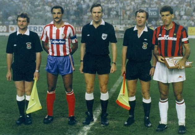 OdFutbolModerno's tweet photo. 📆16 de septiembre de 1987.

El Sporting de Gijón recibía al Milan de Sacchi en El Molinón, con Gullit, Van Basten y compañía.
Y contra todo pronóstico, ganó el Sporting.

⚽️1-0. Gol de Jaime. Una volea desde la frontal que golpeó en el larguero antes de entrar.

Una noche europea de las que ya no se olvidan.
El Molinón también sabía de milagros.