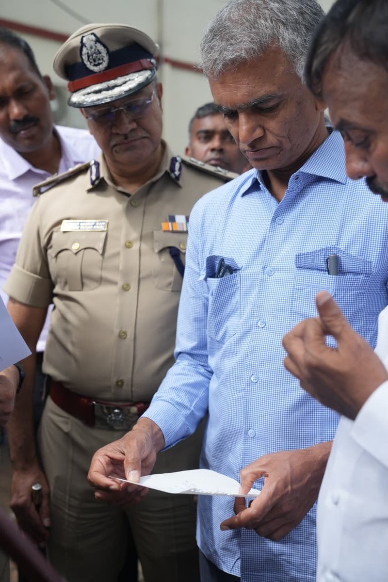 GBA_office's tweet photo. 🚔 ಜಪ್ತಿ ವಾಹನಗಳ ಸ್ಥಳಾಂತರ ಅಭಿಯಾನಕ್ಕೆ ಚಾಲನೆ

ನಗರ ಪೊಲೀಸರು ಜಪ್ತಿ ಮಾಡಿರುವ ವಾಹನಗಳನ್ನು ಪ��ಲೀಸ್ ಠಾಣೆಗಳ ಆವರಣದಿಂದ ಬೆಂಗಳೂರಿನ ಹೊರ ವಲಯಕ್ಕೆ ಸ್ಥಳಾಂತರಿಸುವ ಅಭಿಯಾನಕ್ಕೆ ಗ್ರೇಟರ್ ಬೆಂಗಳೂರು ಅಭಿವೃದ್ಧಿ ಸಚಿವರಾದ ಶ್ರೀ ಕೃಷ್ಣ ಬೈರೇಗೌಡರು ರವರು ಜಯನಗರದ ಪೊಲೀಸ್ ಠಾಣೆಯ ಆವರಣದಲ್ಲಿ ಚಾಲನೆ ನೀಡಿದರು.

ಈ ಸಂದರ್ಭದಲ್ಲಿ ಜಯನಗರ ವಿಧಾನಸಭಾ ಕ್ಷೇತ್ರದ ಶಾಸಕರಾದ ಶ್ರೀ ಸಿ.ಕೆ. ರಾಮಮೂರ್ತಿ, ದಕ್ಷಿಣ ನಗರ ಪಾಲಿಕೆ ಆಯುಕ್ತರಾದ ಶ್ರೀ ಕೆ.ಎನ್. ರಮೇಶ್, ನಗರ ಪೊಲೀಸ್ ಆಯುಕ್ತರು ಸೇರಿದಂತೆ ಗಣ್ಯರು ಹಾಗೂ ಅಧಿಕಾರಿಗಳು ಉಪಸ್ಥಿತರಿದ್ದರು.

#GreaterBengaluruAuthority #KrishnaByreGowda #Bengaluru #Jayanagar #BengaluruPolice #VehicleRelocation