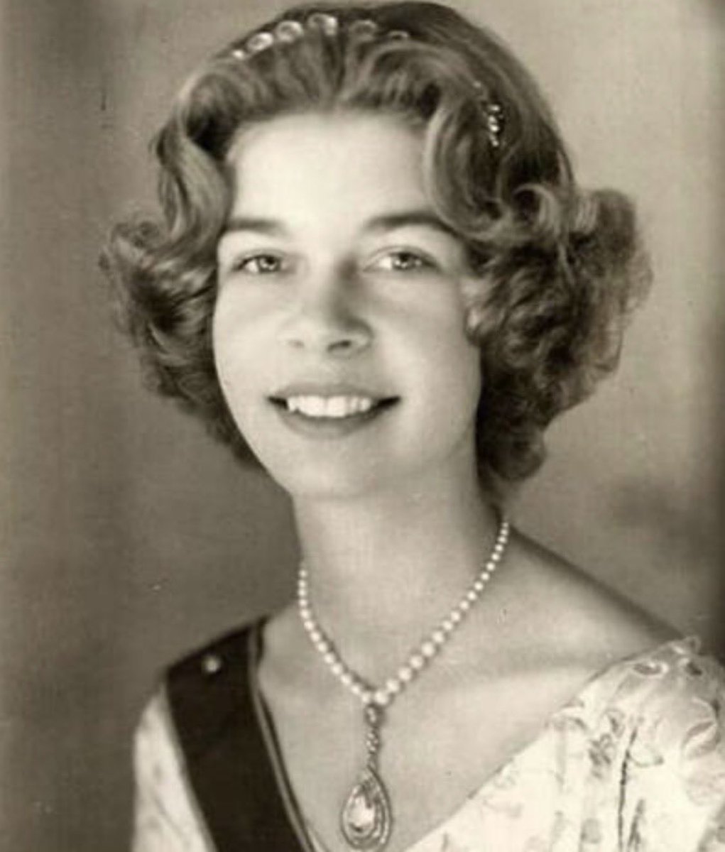 Histerika's tweet photo. @iPakino89_ Yo creo que es igual a la princesa Irene  de Grecia, hermana de la Reina Sofía! https://t.co/7LzxKVx6dj