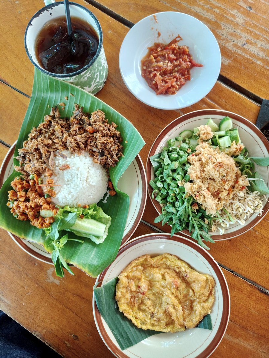 Widino's tweet photo. Enakkk bangetttt 😭

Sego sambel tongkol suirnya enak, trancamnya juga enak pake daun kenikir. Pedesnya sego sambel dipadu sayuran mentah yg manis, gurih kelapa parut, renyah dan aromatic, ga bisa berword word 🤤

Kalo ke Solo kalian musti mampir, rekomen bgt.

📍Cari Makan https://t.co/k3Nr88PYKS
