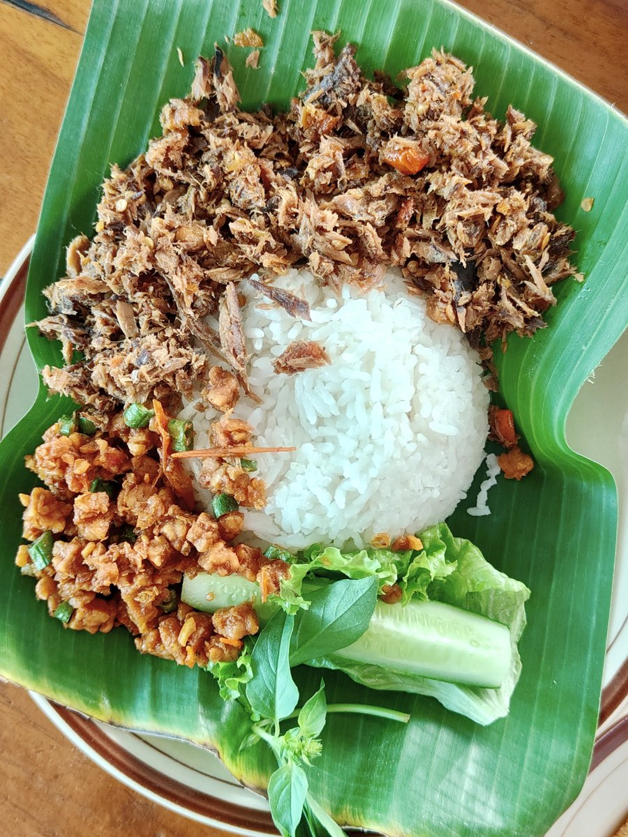 Widino's tweet photo. Enakkk bangetttt 😭

Sego sambel tongkol suirnya enak, trancamnya juga enak pake daun kenikir. Pedesnya sego sambel dipadu sayuran mentah yg manis, gurih kelapa parut, renyah dan aromatic, ga bisa berword word 🤤

Kalo ke Solo kalian musti mampir, rekomen bgt.

📍Cari Makan https://t.co/k3Nr88PYKS