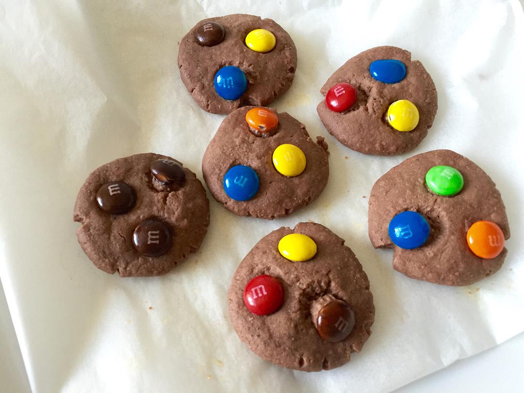 grayy187377's tweet photo. Chocolate chip cookies straight out the oven + cold milk = the ultimate midday pick-me-up. Tag a friend who needs a sweet surprise today! ， https://t.co/F8rs1TRXRI
