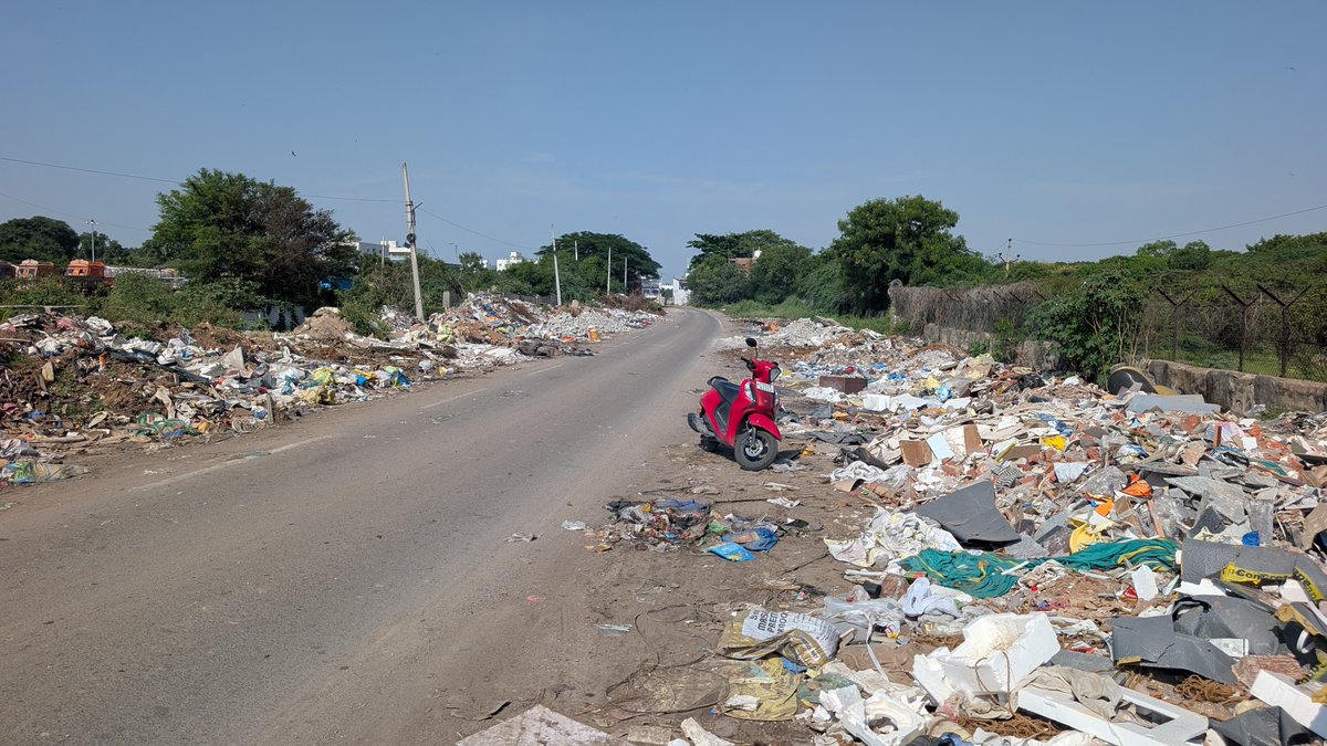 Dha3r_Ngo's tweet photo. Massive #garbage #dumping &amp; #Burning from Sahara States Backside to AutoNagar. No action taken till now. 

@MCMalkajgiri 
@jayesh_ranjan @TelanganaCS @TelanganaCMO @IPRTelangana @ZC_LBNagar #Hyderabad #DumpYard https://t.co/ebTJYC0lcJ