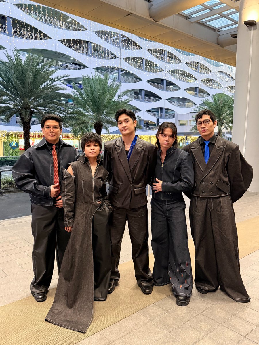 overoctoberph's tweet photo. Maraming salamat, @awitawards and PARI! 🙏🏻 We’re so grateful to have been part of such a special night alongside our fellow artists. 💙

And as always, thank you to our bears!! 🐻 We love u! Mabuhay ang musikang Pilipino!

HMUA: @airacastor @ceestudios_ 
Styled by: @carvey_sam https://t.co/hMbw4AbEn5