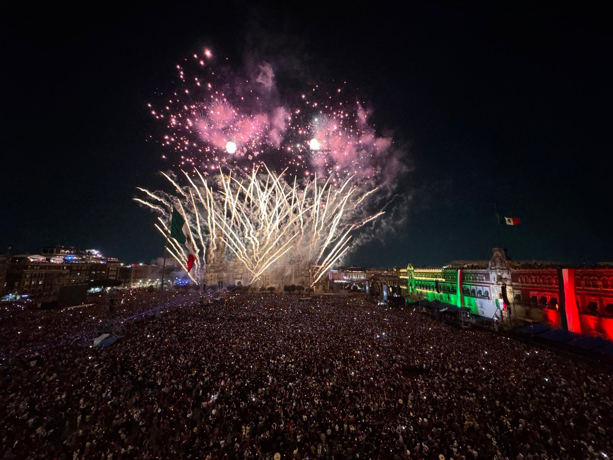 lajornadaonline's tweet photo. #GaleríasLaJornada | El Zócalo revienta entre vivas y fuego artificiales luego del grito de Independencia de la presidenta Claudia Sheinbaum / Fotos: Cristina Rodriguez https://t.co/Srshb1bIFg