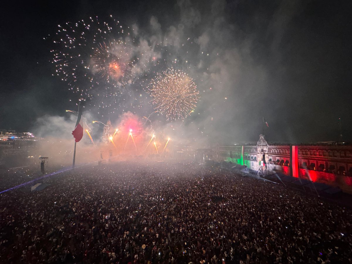 lajornadaonline's tweet photo. #GaleríasLaJornada | El Zócalo revienta entre vivas y fuego artificiales luego del grito de Independencia de la presidenta Claudia Sheinbaum / Fotos: Cristina Rodriguez https://t.co/Srshb1bIFg