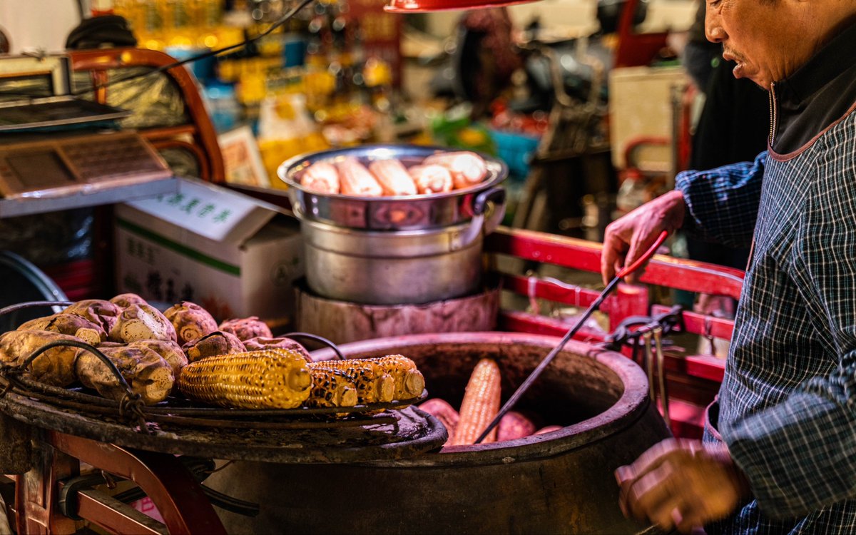 astee315206's tweet photo. Munching on crispy fried sweet potato skewers from the street stall at dusk—warm, savory, perfect for a quick snack fix! https://t.co/oFR7Mh3WLj