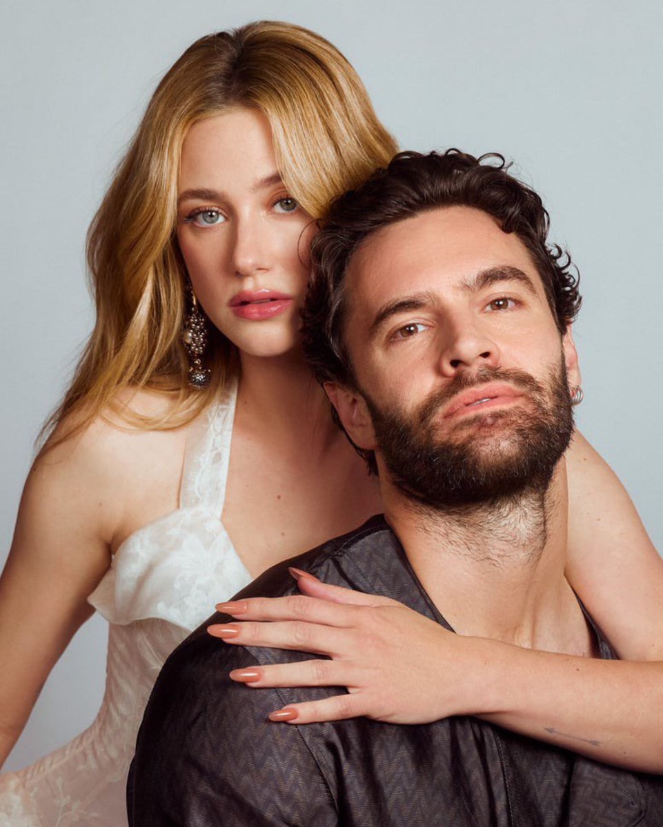 vlaskra's tweet photo. Lili Reinhart e Tom Bateman são os destaques de um novo ensaio fotográfico para a revista ELLE. Os atores foram fotografados por Lenne Chai em imagens que celebram a parceria em “A Hipótese do Amor”, novo filme do Prime Video baseado no best-seller https://t.co/2uSAdJb8iw