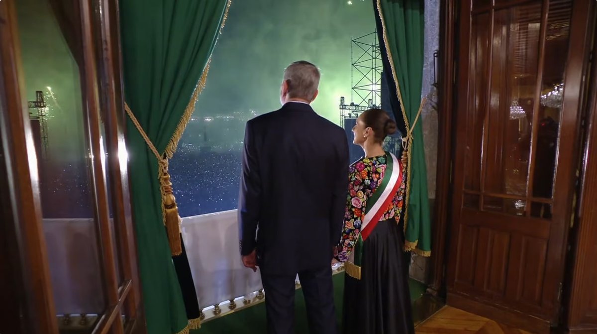 elgatopolitico_'s tweet photo. 🔴​🔴México está bien representado. Tenemos una gran presidenta que defiende la soberanía.

Nunca más un presidente títere ni lacayo de ningún imperio.

¡Viva México! ¡Viva México! ¡Viva México!🇲🇽 🥁🥁

#Zócalo #GritoDeIndependencia https://t.co/GG5gqn84SY