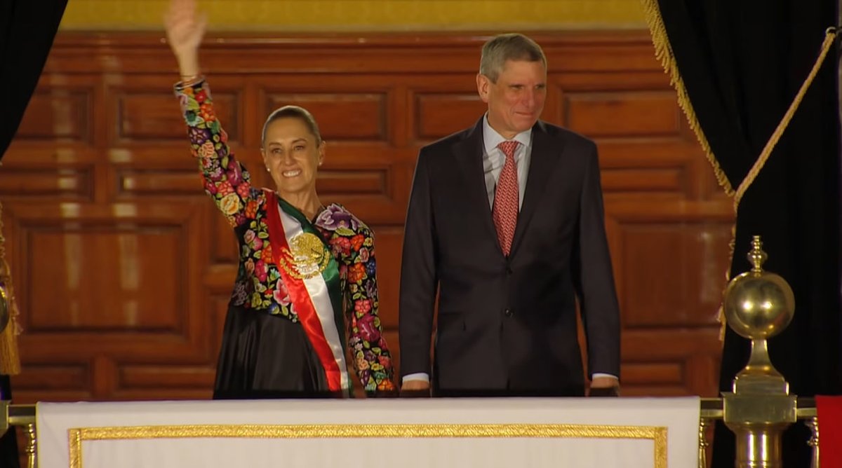 elgatopolitico_'s tweet photo. 🔴​🔴México está bien representado. Tenemos una gran presidenta que defiende la soberanía.

Nunca más un presidente títere ni lacayo de ningún imperio.

¡Viva México! ¡Viva México! ¡Viva México!🇲🇽 🥁🥁

#Zócalo #GritoDeIndependencia https://t.co/GG5gqn84SY