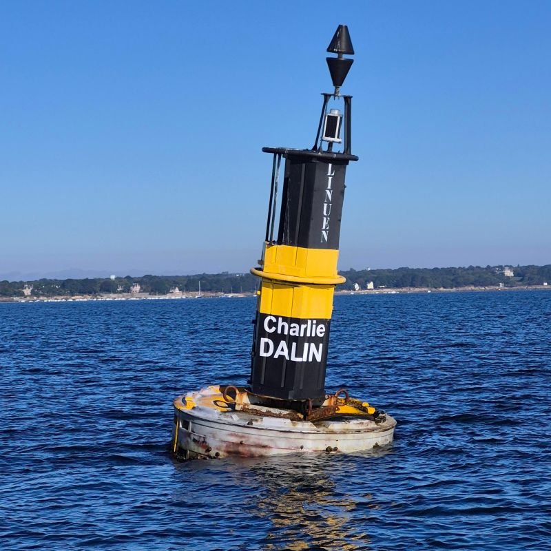 Gardien2Phare's tweet photo. Charlie Dalin, c'est aussi désormais le nom d'une bouée: la cardinale Est du Linuen, située dans la baie de Concarneau, a été renommée "Linuen Charlie Dalin": ⤵️ 

Bravo aux Phares &amp; Balises pour ce superbe hommage à ce grand marin. 👏 

Photo: Ronan Roué (DIRM NAMO) https://t.co/LQ3kV0Ubif