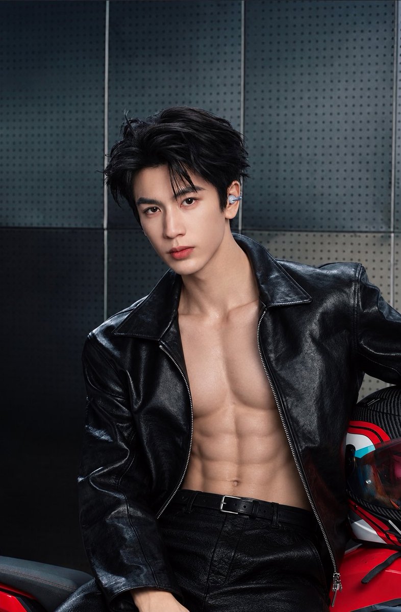 ZLH107's tweet photo. Zhang Ling He really knows how to make a leather jacket look this good.
#ZhangLingHe #张凌赫 #ZhangLingHeEdit #ChineseActor #CDramas #ChineseDrama #CDrama #DramaEdit #FYP #Viral #Trending #XTwitter #ActorEdit https://t.co/f9ISyOtWQE