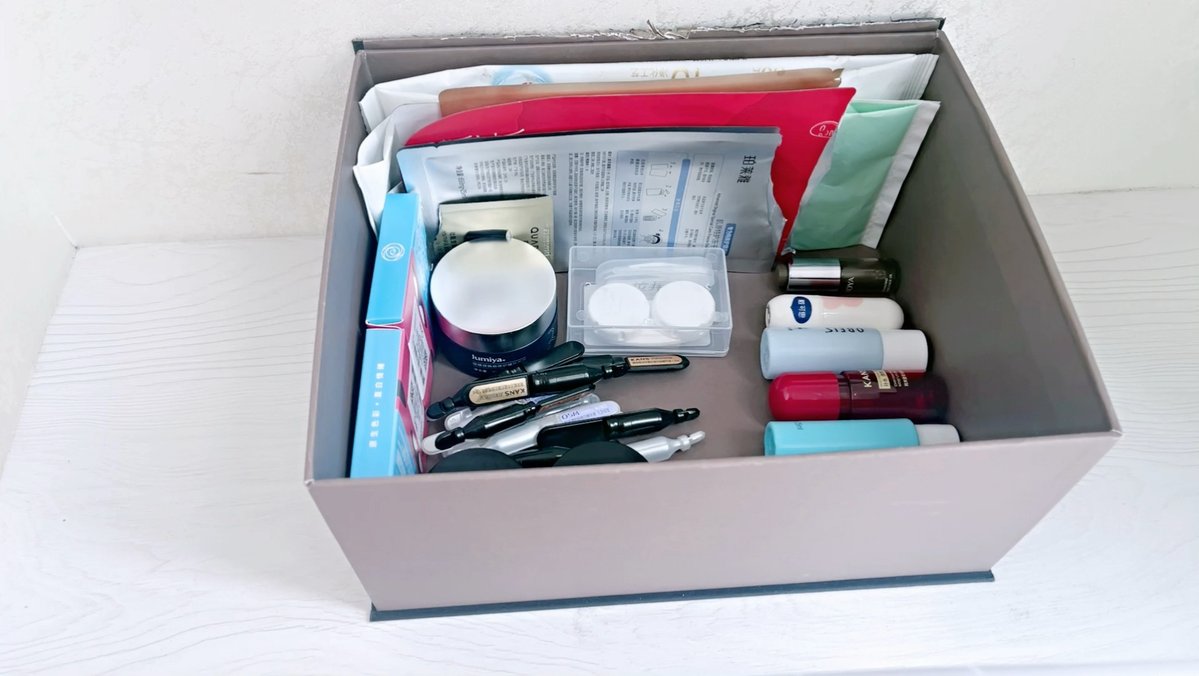 graci314695's tweet photo. Just unboxed my long-awaited skincare set! The packaging was so secure, and the products look exactly as pictured online. Happy girl alert  #unboxing #shoppinghaul， https://t.co/hoQZyA18RO