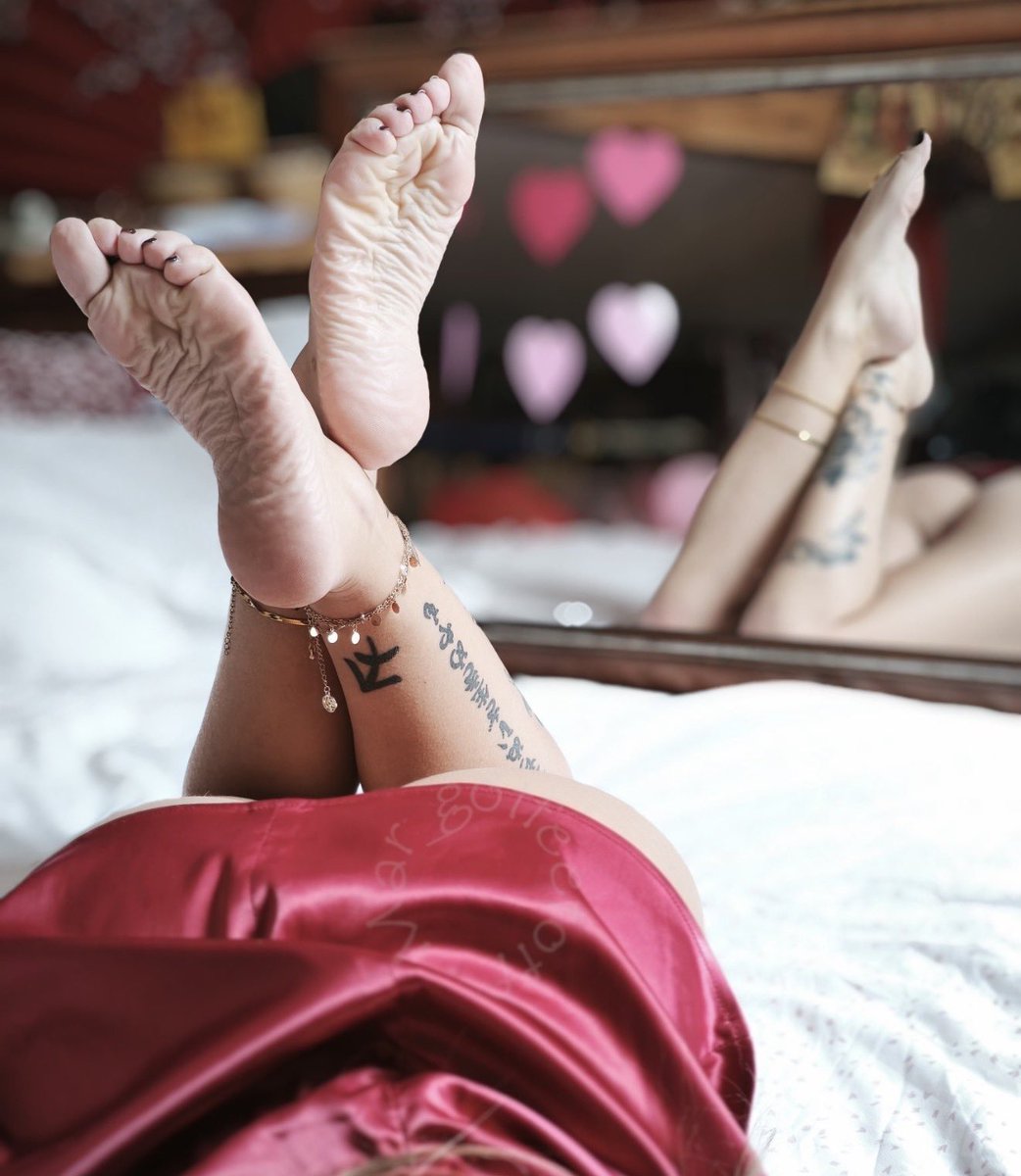 ce1551's tweet photo. Some delicious clean scrunched wrinkly soles 🤤 of (@MargotFeet2) #feet #soles #scrunched https://t.co/3iYIkNXYmd