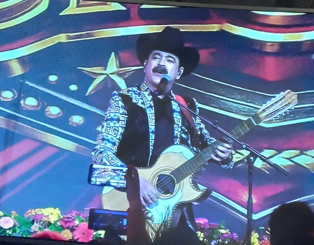 SoloSoyJusta's tweet photo. Después de dar las noticias en @AztecaNoticias, @Javier_Alatorre se fue corriendo a
a @Canal_Estrellas a cumplir con sus compromisos. 
👌🏼👌🏼
#LaChona 
#IndependenciaDeMéxico https://t.co/aIaqRDMtF2