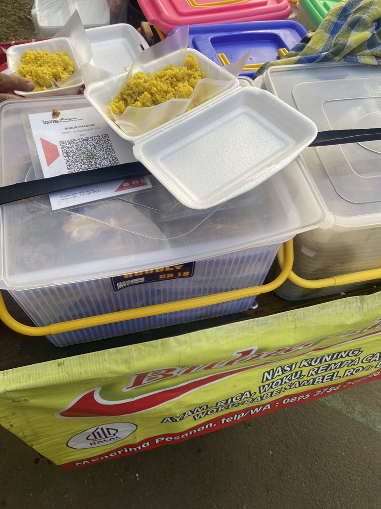 hrdbacot's tweet photo. Tadi pagi beli sarapan sm bekel makan siang sekalian nyobain burman sm nasning yang pernah di share am Kuntojiww 

Enaaak. Bapaknya selain jual dua tadi jg jualan lauk kyk cakalang suwir, sambel roa sm ayam woku. 

Nasningnya beli pagi di makan jam 12 siang aman ga bau ga kayak… https://t.co/pIY2740Wks
