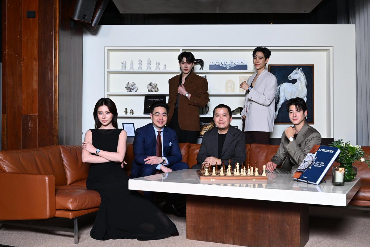 WEED_ENT's tweet photo. Friend of Longines มาริโอ้ เมาเร่อ’ และ ‘เก้า-สุภัสสราทิพ’ นำทีม จูเนียร์-ปณชัย และ ต้าห์อู๋-พิทยา ร่วมงานเปิดตัว “The Longines Master Collection”
หนึ่งในคอลเลกชันระดับตำนานที่มีอายุมากกว่า 20 ปี

LONGINES (ลองจินส์) แบรนด์นาฬิการะดับโลกจากสวิตเซอร์แลนด์ จัดงานเปิดตัว “The Longines Master Collection” หนึ่งในคอลเลกชันระดับตำนานที่มีอายุมากกว่า 20 ปี และถูกนำมาตีความผ่านดีไซน์ใหม่ทั้งหมดในวาระฉลองครบรอบ โดยมี Friend of Longines ‘มาริโอ้ เมาเร่อ’ และ ‘เก้า-สุภัสสราทิพ อัครทวีพัชร์’ พร้อมด้วย จูเนียร์-ปณชัย ศรีอาริยะรุ่งเรือง และ ต้าห์อู๋-พิทยา แซ่ฉั่ว มาร่วมสะท้อนนิยาม “Elegance is an Attitude” ตามแบบฉบับของแบรนด์ ท่ามกลางวิวกรุงเทพฯ แบบพาโนรามายามค่ำคืน เพื่อเป็นการเฉลิมฉลองวาระพิเศษนี้ไปพร้อมกัน ณ The Norm Bangkok ชั้น 42 Dusit Central Park

ธภัทร กุลสิรินันท์ ผู้จัดการผลิตภัณฑ์ ลองจินส์ ประเทศไทย กล่าวว่า “สำหรับ The Longines Master Collection เป็นคอลเลกชันระดับตำนานที่มีอายุกว่า 20 ปี ซึ่งในปีนี้ได้ตอกย้ำความเป็นไอคอนอีกครั้ง ด้วยการตีความดีไซน์ใหม่ นำเสนอความคลาสสิกสง่างามและความเชี่ยวชาญในการทำนาฬิกา ด้วยการเปิดตัว Master Collection ดีไซน์ใหม่ทั้งหมดสำหรับทั้งผู้หญิงและผู้ชาย ตั้งแต่หน้าปัด เข็มนาฬิกา ไปจนถึงขอบตัวเรือนและสายนาฬิกา โดยกลับมาพร้อมรุ่นสามเข็มดีไซน์ใหม่ รุ่นโครโนกราฟมูนเฟส และไฮไลท์สุดพิเศษคือโครโนกราฟแบบโมโนพุชเชอร์ ที่เป็นแบบปุ่มกดเดียว ซึ่งถือเป็นครั้งแรกในตระกูลThe Longines Master Collection”

ท่ามกลางบรรยากาศที่สะท้อนถึงความประณีต ความสมดุล และคาแรคเตอร์ที่โดดเด่นของ Friend of Longines ‘มาริโอ้ เมาเร่อ’ และ ‘เก้า-สุภัสสราทิพ อัครทวีพัชร์’ พร้อมด้วย ‘จูเนียร์-ปณชัย ศรีอาริยะรุ่งเรือง’ และ ‘ต้าห์อู๋-พิทยา แซ่ฉั่ว’ ซึ่งบุคคลเหล่านี้ได้ร่วมกันถ่ายทอดนิยามของสไตล์และความสง่างามที่ไร้กาลเวลา เพื่อสะท้อนภาพลักษณ์เรือนเวลารุ่นใหม่จาก The Longines Master Collection

พบกับคอลเลกชันใหม่จากแบรนด์ลองจินส์ได้แล้ววันนี้ ที่ LONGINES Boutique ทุกสาขา และสอบถามข้อมูลเพิ่มเติมได้ที่ https://t.co/gn3qQrBTQv

📷 https://t.co/ovJh1gTTdJ
