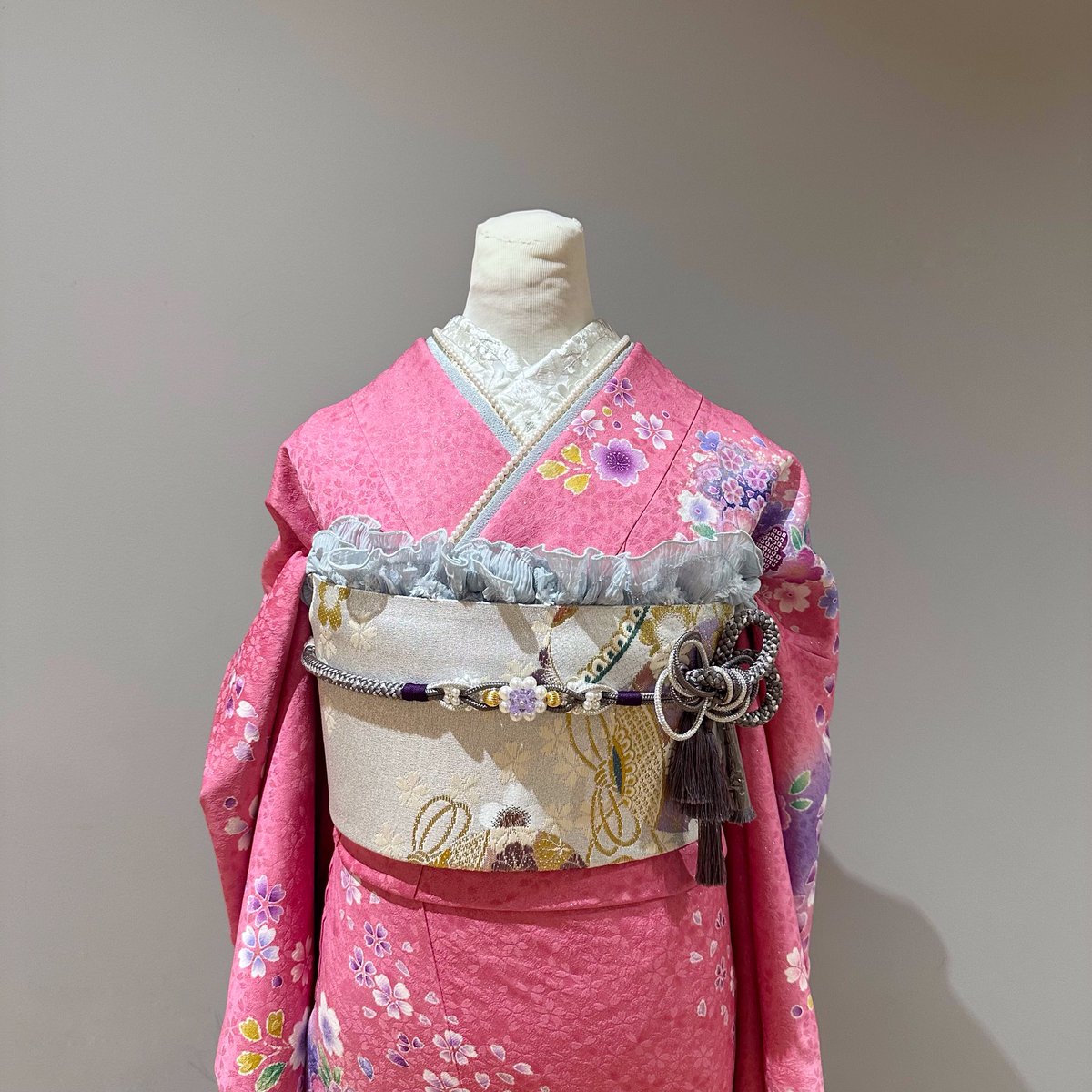 jo_tachikawa's tweet photo. 🤍お振袖のご紹介🤍

鮮やかなピンクの振袖✨

小花が散りばめられた🌸可愛い振袖に
今どきの小物をあわせてオシャレですദ്ദി ˃ ᵕ ˂ )✨

振袖レンタルフルセット“39,000円均一”🎵

#ジョイフル恵利OUTLET #立川 #振袖 
#安い #成人式 #レンタル #前撮り https://t.co/nyrwLnZ9Wk