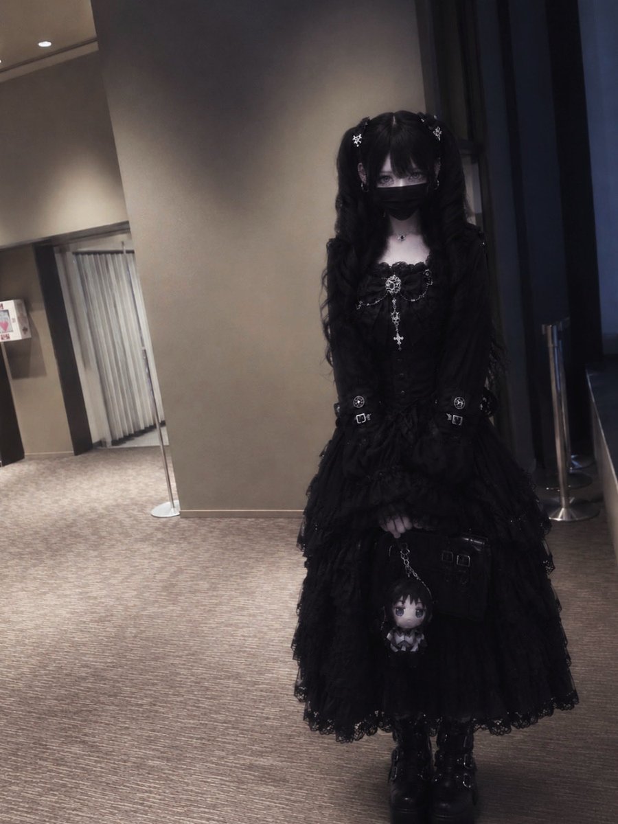 su103chan's tweet photo. 試験会場で凄くジロジロ見られて浮いてる
今日は闇感強い私

なんでそんな格好なのって聞かれたから

やってみたかった
ファッションを試してみた笑
って友達に言ったら、

もはや違う試験だね笑
って苦笑いされた...

#地雷系
#ゴスロリ https://t.co/nhhQcTQfp5