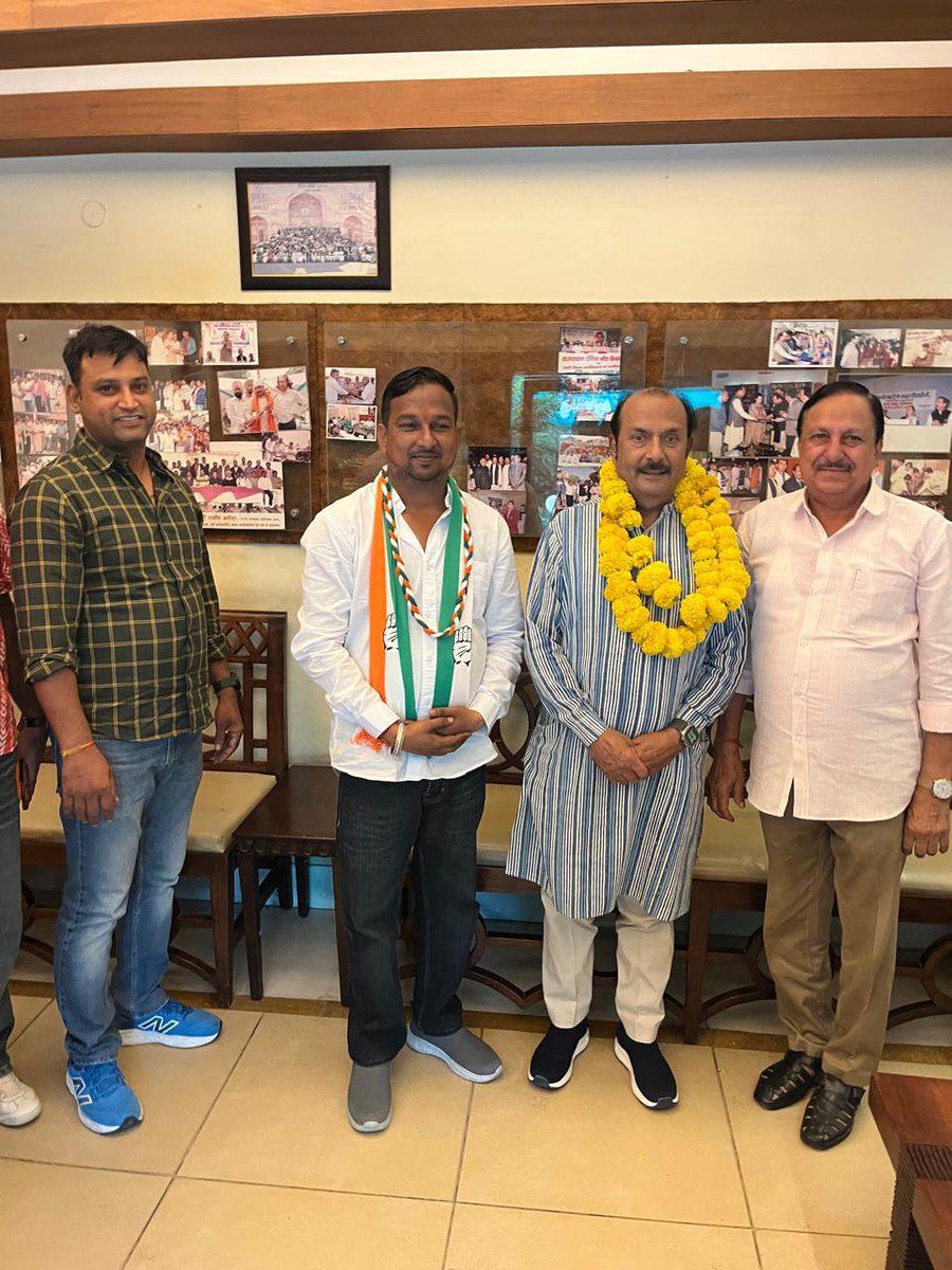 rajivarorajpr's tweet photo. जयपुर नगर निगम के वार्ड नंबर 79 से नवनिर्वाचित पार्षद प्रवीण कुमार बैरवा जी ने कल जयपुर स्थित कार्यालय पर भेंटकर आशीर्वाद लिया।
प्रवीण ने बड़ी सादगी और मेहनत के साथ यह चुनाव लड़ा, जिसका परिणाम रहा कि क्षेत्र की जनता ने उन्हें भारी समर्थन दिया। कांग्रेस परिवार को प्रवीण पर गर्व है। उन्हें उज्ज्वल भविष्य के लिए ढेर सारी शुभकामनाएँ।

इस दौरान हरिनारायण मीणा जी, जेपी चौधरी जी, रवि जी, नीरज वर्मा जी, नितिन भगेरिया जी एवं अन्य जन मौजूद रहे।

#jaipur @INCIndia @INCRajasthan