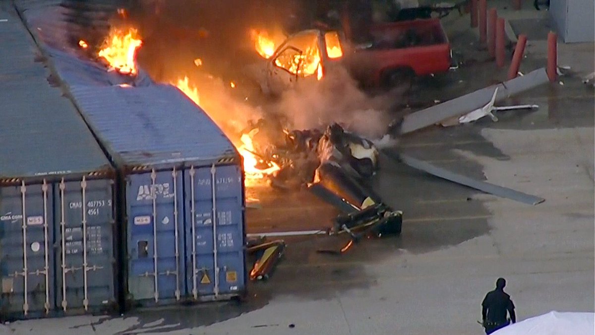 MArokgue's tweet photo. 3 dead, 1 hospitalized after news helicopter crashes in Los Angeles commercial area https://t.co/MLsQDC1soP https://t.co/oEoI9v33QD