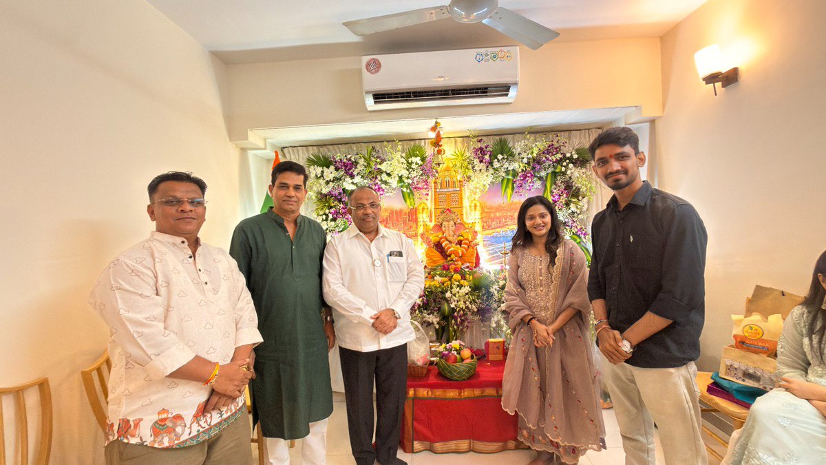 GaneshKhankar's tweet photo. श्रीगणेशोत्सवाच्या मंगलमय पर्वानिमित्त भाजपा नगरसेविका प्र. ६० सायली रघुनाथ कुलकर्णी यांच्या निवासस्थानी विराजमान झालेल्या श्रीगणरायाचे मनोभावे दर्शन घेतले. 🙏🌺

बाप्पाच्या चरणी नतमस्तक होत सर्वांच्या सुख, समृद्धी आणि आरोग्यासाठी प्रार्थना केली. श्रीगणरायाची कृपादृष्टी सर्वांवर सदैव राहो, हीच मनःपूर्वक प्रार्थना!

#GaneshChaturthi #GanpatiFestival #BappaMorya #GaneshUtsav   

[ Ganeshotsav Mumbai, Bappa Blessings, Vighnaharta, Ganesh Festival Mumbai, Mumbai Ganeshotsav, Ganpati Utsav ]