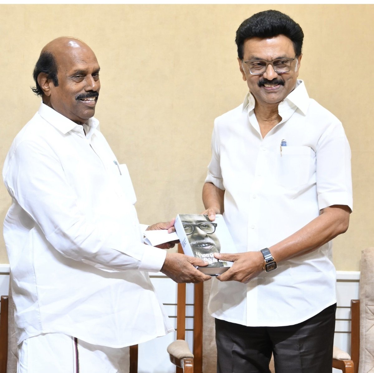 RameshSunNews's tweet photo. திருவண்ணாமலை சட்டமன்றத் தொகுதியில் முன்னாள் அமைச்சர் எ.வ.வேலு வெற்றிபெற்றது செல்லும் என சென்னை உயர்நீதிமன்றம் உத்தரவு..

நடந்து முடிந்த சட்டமன்ற தேர்தலில்  திருவண்ணாமலை
தொகுதியில் திமுக வேட்பாளராக  முன்னாள் அமைச்சர் எ.வ.வேலு போட்டியிட்டு  2,455 வாக்குகள் வித்தியாசத்தில் எதிர்த்துப் போட்டியிட்ட தவெக வேட்பாளர் அருள் ஆறுமுகத்தை வீழ்த்தி வெற்றி..

எ.வ.வேலு வெற்றியை எதிர்த்து தவெக வேட்பாளர் அருள் ஆறுமுகம் சென்னை உயர்நீதிமன்றத்தில் தேர்தல் வழக்கு தொடர்ந்திருந்தார்.

 வழக்கு நீதிபதி பரதசக்ரவர்த்தி
முன்பு விசாரணைக்கு வந்தது. அப்போது முன்னாள் அமைச்சர் எ.வ.வேலு சார்பில் மூத்த வழக்கறிஞர் பி.வில்சன்
@PWilsonDMK
 ஆஜராகி,வழக்கை தள்ளுபடி செய்ய வேண்டும், வழக்கில் எந்த வித ஆரம்ப கட்ட முகாந்திரமும் இல்லை என வாதம்..
இதை ஏற்றுக் கொண்ட நீதிபதி தேர்தல் வழக்கை தள்ளுபடி செய்துஉத்தரவு..

@evvelu 
@arivalayam 
@DMKITwing