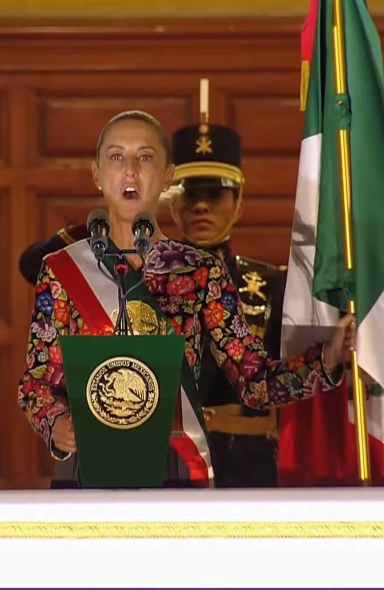 roseliachaca99's tweet photo. Artesanas zapotecas del Taller Biulú de Juchitán confeccionaron los bordados que fueron utilizados en el vestido que usó la Presidenta Claudia Sheinbaum esta noche durante el Grito.El poeta Elvis Guerra, creador de la marca  Creaciones Biulú, agradecio el honor de elegirlas. https://t.co/ptHHsYEWWH