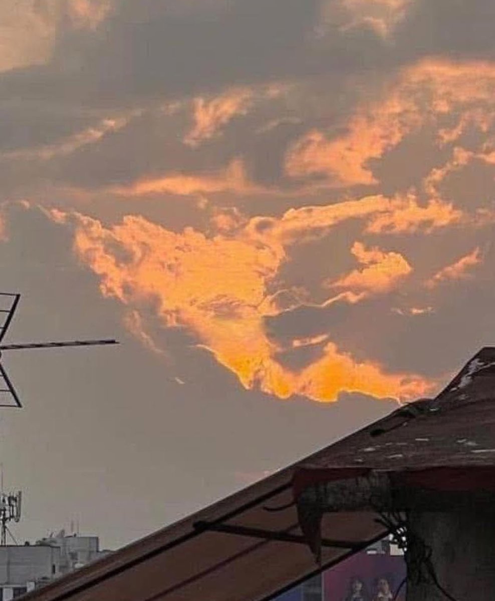 NubesMexico's tweet photo. ☁️🇲🇽 ¡Viva México, cabrones… y nubarrones! 🌩️

#nubesmexico #mexico #independecia #15deseptiembre #fiesta https://t.co/WcmxwAq18a