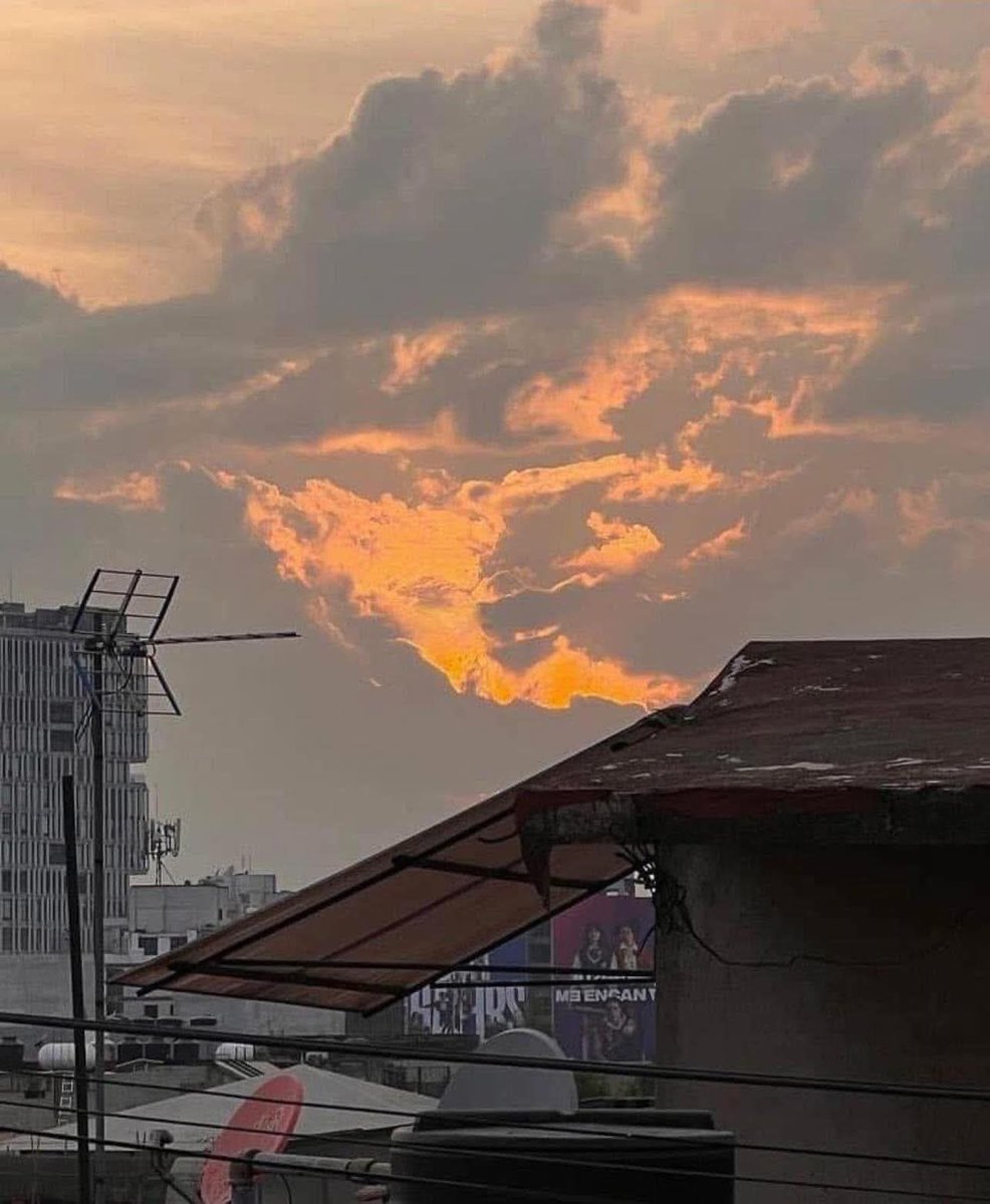 NubesMexico's tweet photo. ☁️🇲🇽 ¡Viva México, cabrones… y nubarrones! 🌩️

#nubesmexico #mexico #independecia #15deseptiembre #fiesta https://t.co/WcmxwAq18a