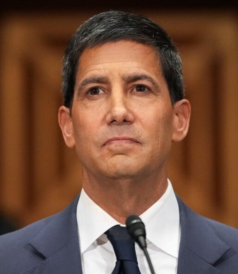 cryptotradeZ's tweet photo. 🚨 FOMC DAY 🇺🇸

⏰ Fed Rate Decision: 2:00 PM ET

Current: 3.50%–3.75%
Forecast: 3.75%–4.00%

📉 HIKE → Potential market pressure
➡️ HOLD → Volatility likely
📈 CUT → Potential risk-on reaction

🎙️ PC  at 2:30 PM ET

⚡️ Crypto &amp; Gold traders — stay alert! https://t.co/xlB1CzYqKg