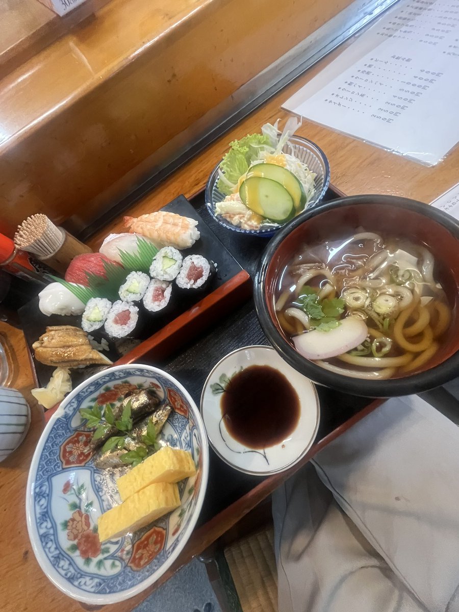 51Pb2j's tweet photo. 桑名市　一休寿司さん

寿司定食　1200円

ミニサラダミニうどん小鉢付、寿司5貫と巻物ついてこの値段はお得😁880円のランチもあり😊ごちそうさまでした😋

#寿司　#寿司定食　#桑名市　#一休寿司 https://t.co/CqGmSGRIOB