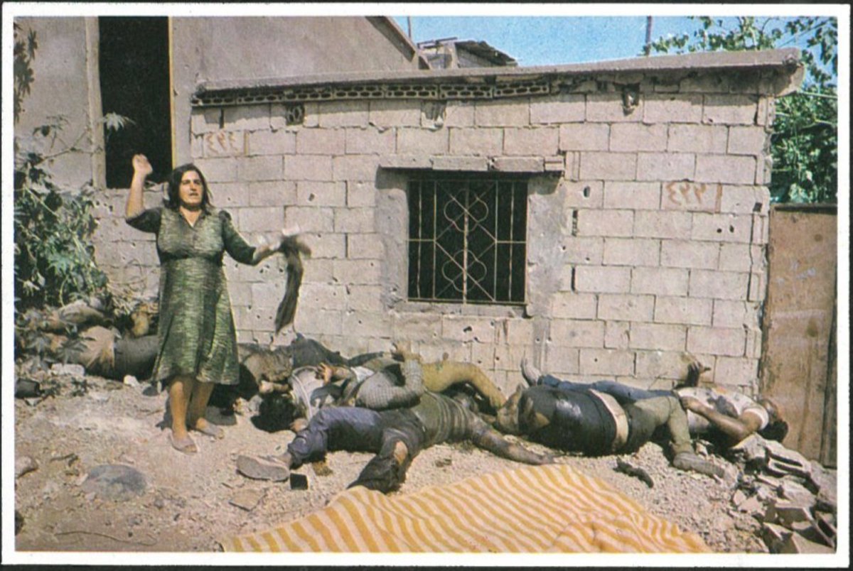 palestinian_the's tweet photo. ميلانة بطرس | ناجية من مجزرة صبرا وشاتيلا
تظهر في الصورة بين جثامين ضحايا المجزرة، ومن بينهم زوجها علي البرجي وابنها قاسم.

تعرّفت إلى جثمان زوجها من قميصه، وإلى جثمان ابنها من حذائه.

ومنذ ذلك اليوم، ظلت تحمل صور عائلتها معها، حتى لا يُنسى ما جرى في صبرا وشاتيلا.

رحلت في ٢٢ نوفمبر ٢٠٢١، من دون أن تتحقق العدالة.
