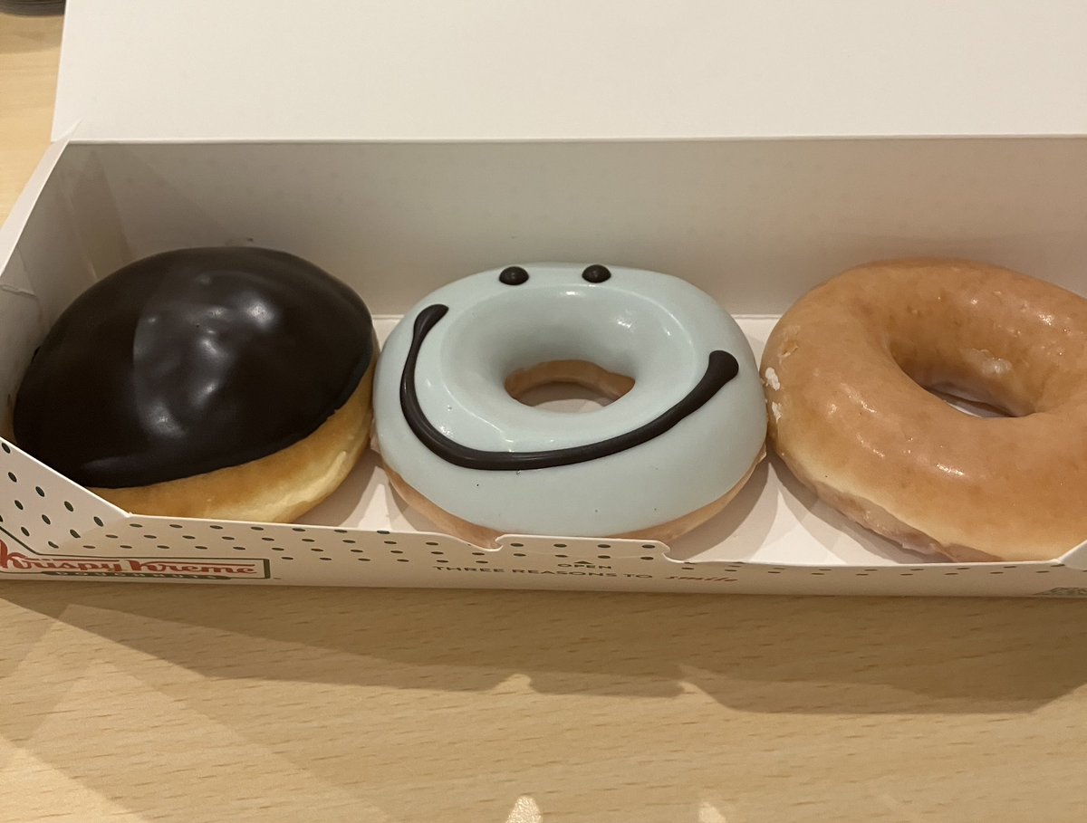 Azarea505_Power's tweet photo. 気になってたハリポタコラボのクリスピークリームドーナツ🍩😍
スリザリンとグリフィンドール🐍🦅 https://t.co/BUgbDlVTjM