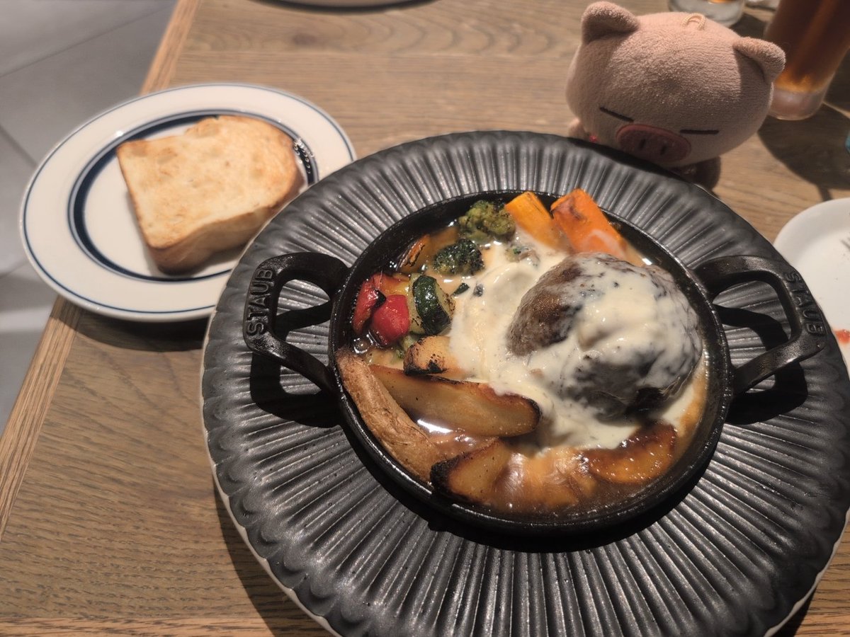 mie_mie_mieyan's tweet photo. (みぃぶぅ)
ハンバーグしょっぱい
ピッツァもイマイチ
店員バカ
さっさとレジしないなら勝手に帰るぞ💢
チーズケーキは美味しいけど小さかった
明石焼きはソース塗るじょ
#食欲を高め合うつどい
#ぶたた飯
#ぶたた
#FROMA
#ケシパール
#たこ左衛門 https://t.co/ZbPLzDSQpf