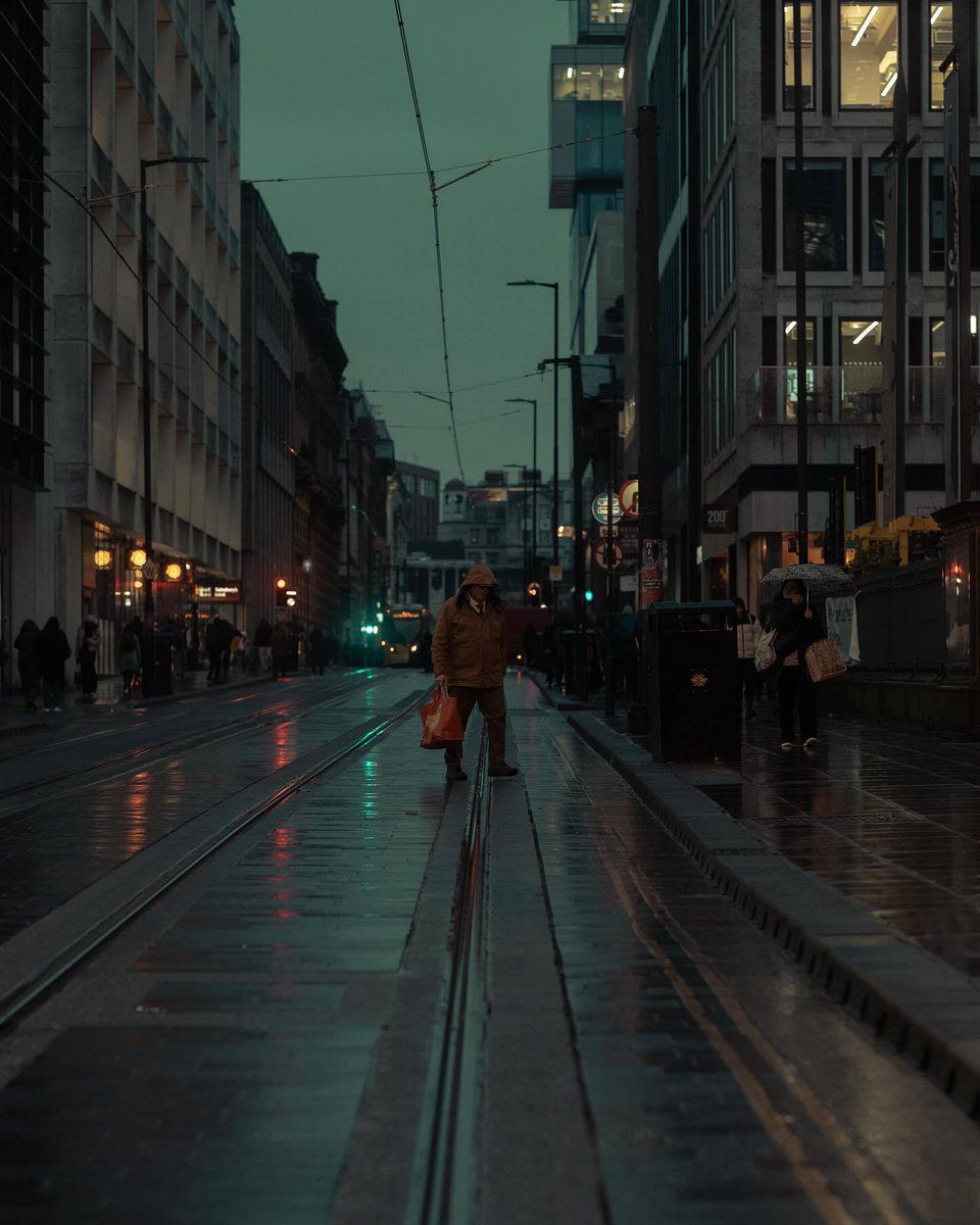 Glubberer1994's tweet photo. Rainy sidewalk breeze brings city street smells, a quick candid capture on the way home https://t.co/nhR0mWRN41