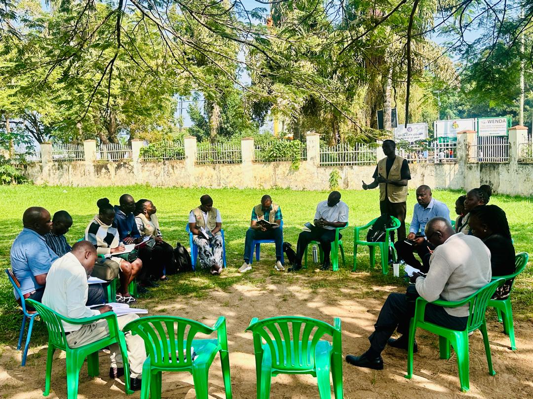 UNIPH3's tweet photo. From 6 to 15 September, our field epidemiologists supported @MinofHealthUG in Arua to assess how ready health facilities and laboratories are to detect, isolate, test and refer suspected Ebola cases. Better evidence, faster response.
#Ebola #FieldEpidemiology #UNIPH https://t.co/3smgyDywL1