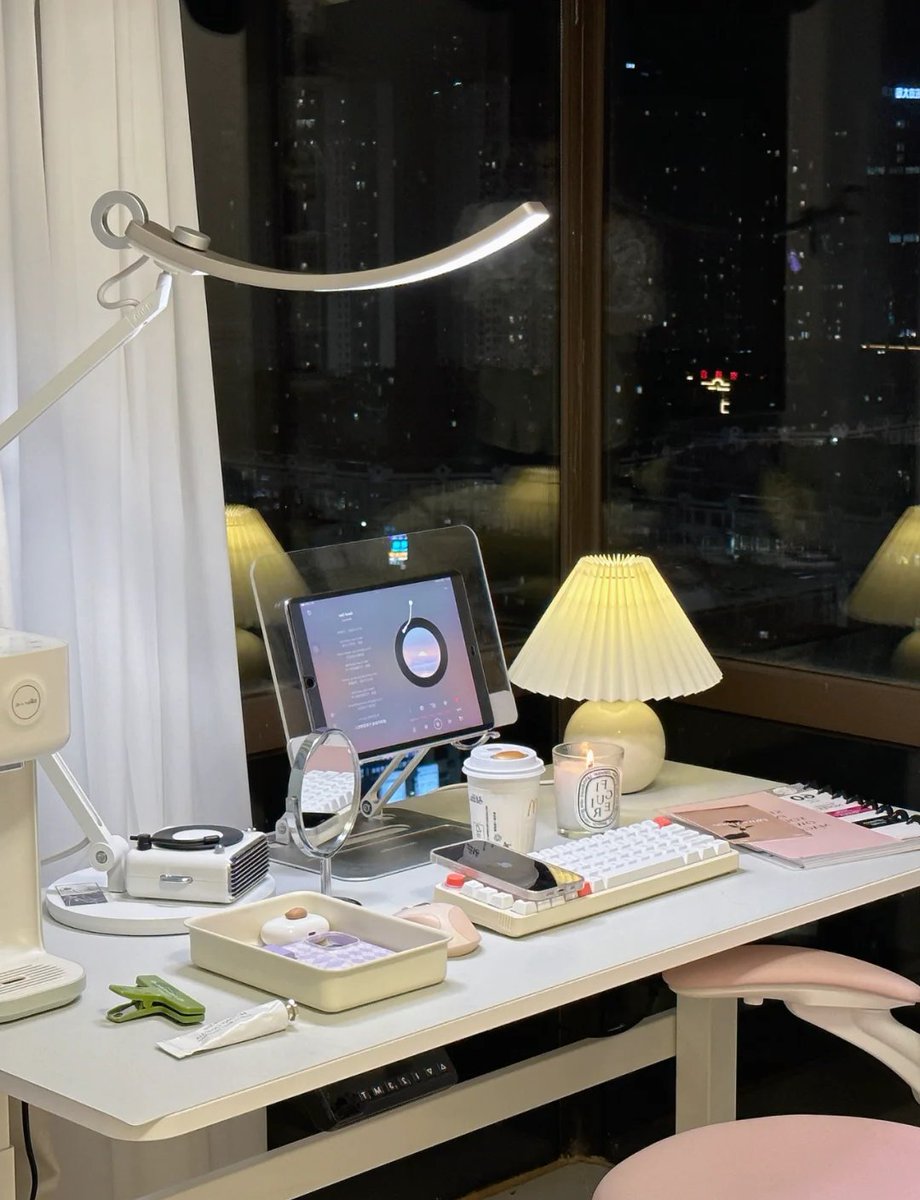 posyk517746's tweet photo. Transform your desk into a productivity hub with only 3 essentials: a minimalist lamp, a cable organizer, and a small potted plant. Small space, big calm.， https://t.co/Jwa6Nt7Vtn
