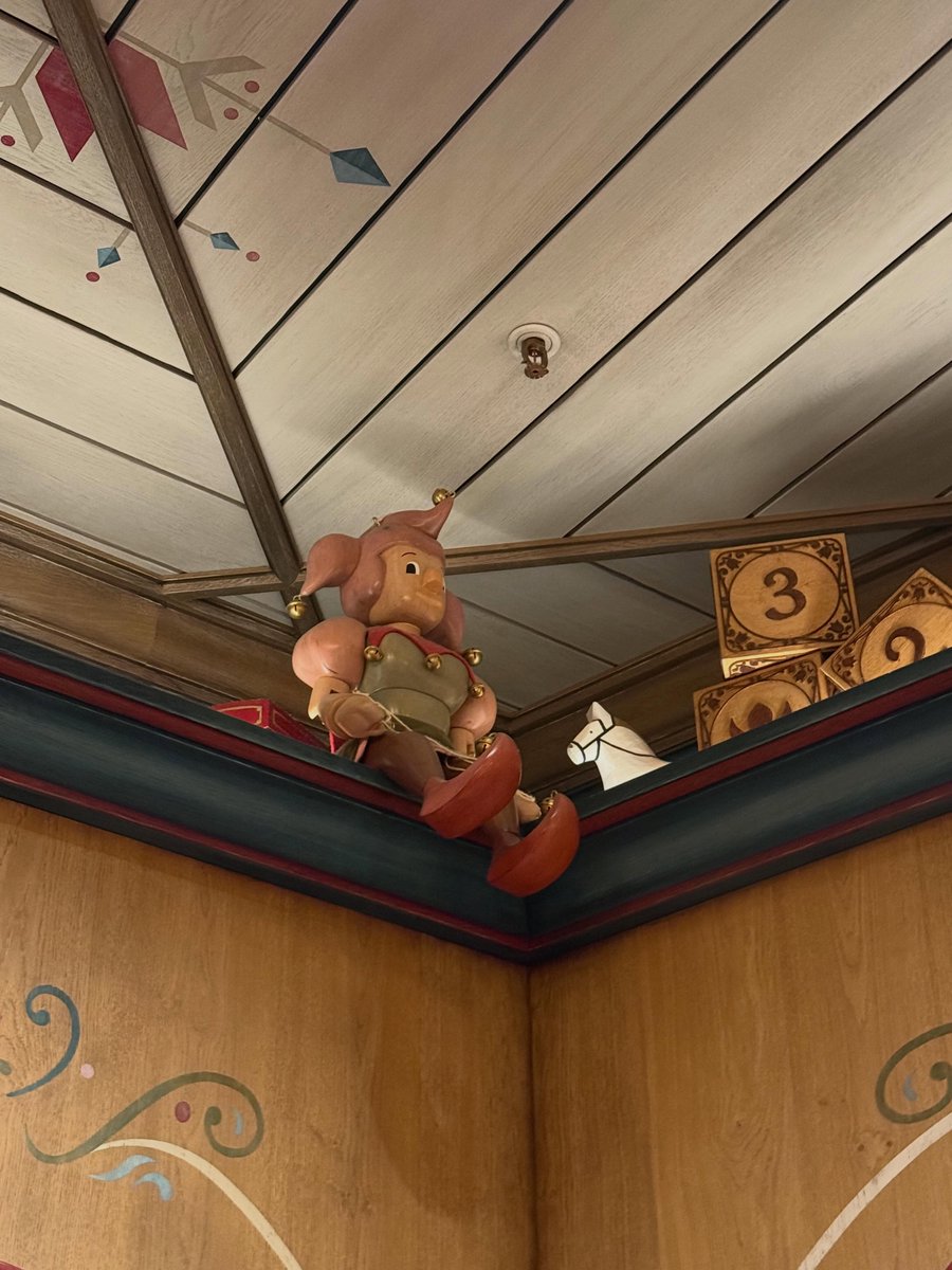 RoxaneFons0qe's tweet photo. In World of Frozen, het nieuwste gebied van Disneyland Paris, is een wel heel bekend gezicht te spotten: Pardijn, het vriendinnetje van Efteling-mascotte Pardoes. Wie weet waarom ze verstopt zit in souvenirwinkel Arendelle Boutique? 😉❄️ https://t.co/uwJkS0HMsZ