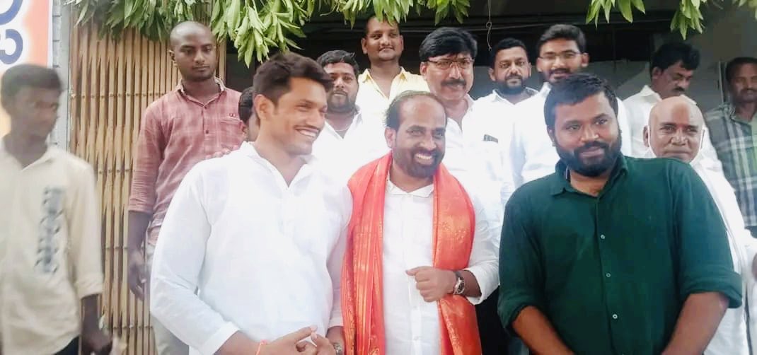 Gudisesaideva's tweet photo. వైద్య విద్య, ఆరోగ్య శాఖల గౌరవనీయ మంత్రి శ్రీ సత్యకుమార్ యాదవ్ గారికి హృదయపూర్వక జన్మదిన శుభాకాంక్షలు. 💐

శ్రీవారి మరియు శ్రీమత్ ఖాద్రీ లక్ష్మీ నరసింహ స్వామి ఆశీస్సులు మీపై ఎల్లప్పుడూ ఉండాలని కోరుకుంటున్నాను.  

#HappyBirthdaySathyaAnna
#hbdsathyaanna https://t.co/sEX8G6e85n
