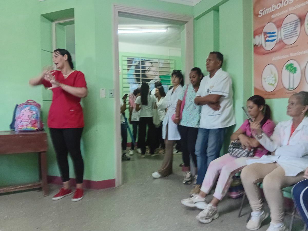 AliandysL's tweet photo. Los trabajadores cubanos de la Salud en constante capacitación.
Especialistas, licenciados y técnicos de la Clínica Estomatológica Municipal de Sancti Spíritus recibieron amplia información sobre las posibles alternativas ante los procesos de desinfección y esterilización. https://t.co/IRrLxEb9AA