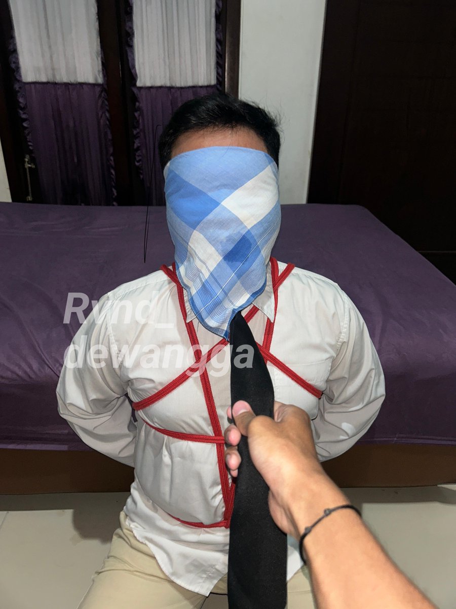 rvnd_dewangga's tweet photo. diikat bentuk pentagram terbalik dan sentuhan terakhir dengan ikatan hogtie, wkwk sampai basah saputangannya
#kidnappingscene #gag #handkerchief #bondage https://t.co/nyK7vZMmTK